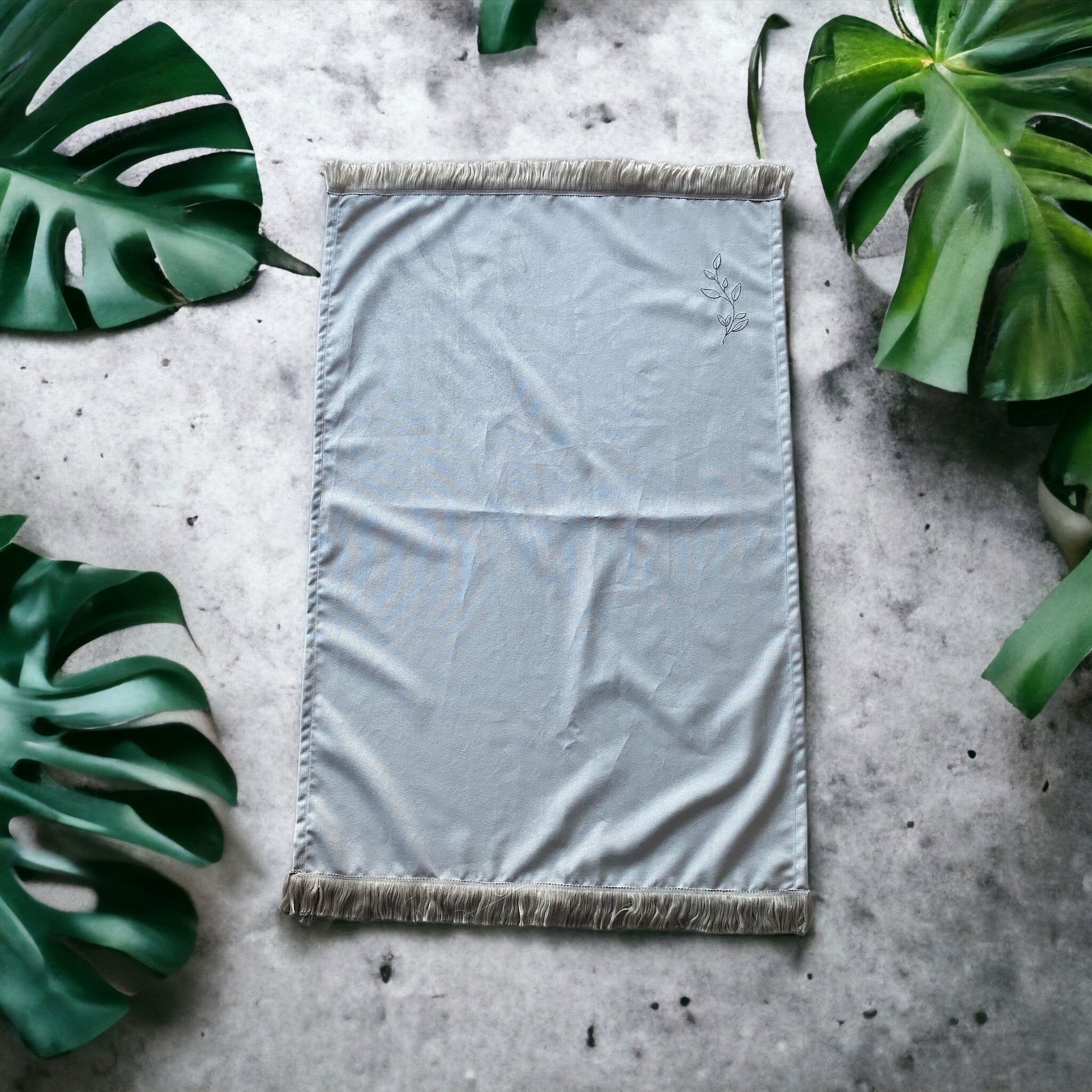 İnce Detaylı Minimal Seccade